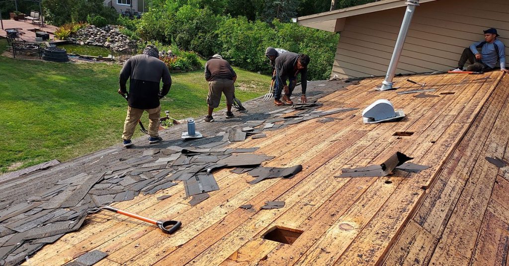 pros of choosing a licensed general contractor for damaged roof