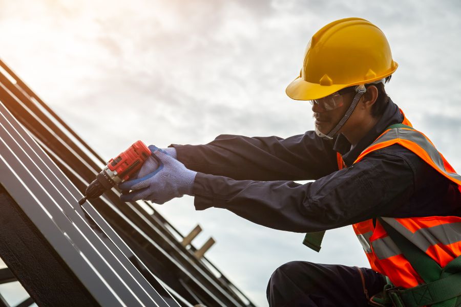 6 Tips for Installing Holiday Roofing Decorations